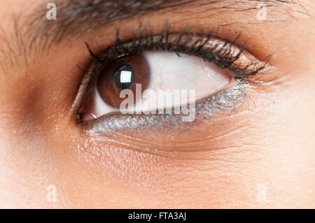 Nahaufnahme von einer jungen Frau Auge wegschauen Stockfoto