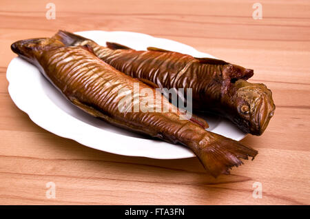 GERÄUCHERTER FISCH AUF EINEM TELLER Stockfoto