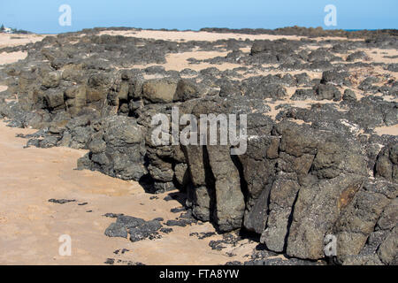 Indischen Ozean Wellen schlagen Basaltfelsen am Ocean Beach Bunbury Western Australia mit weißer Schaum Aufschäumen die Flut ebbt ab. Stockfoto