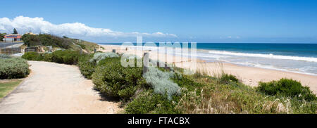 Ocean Beach Bunbury Western Australia von der Radweg mit Düne Sanierung, Sand Erosion an einem sonnigen Frühlingstag zu stoppen. Stockfoto