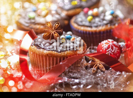 Dekorierte Weihnachten-Cupcakes mit Band und Bonbons Stockfoto