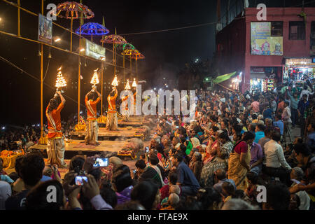 Am Abend Hindu Gebetszeremonie (Puja) neben dem Fluss Ganges in Varanasi, Indien Stockfoto