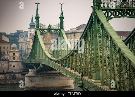 Freiheit Brücke über die Donau. Budapest-Stadt im Hintergrund. Ungarn, Europa. Stockfoto