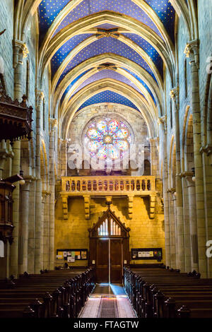 NEUCHÂTEL, Schweiz - APRIL 18: Innenraum der Kathedrale Kirche am 18. April 2015 in Neuenburg. Die evangelische Kirche von Notre- Stockfoto