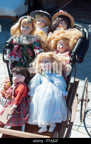 Antike Puppen Display an der Gerberei Shopping Centre, Girlanden Road, Woolston, Christchurch, Canterbury, Neuseeland Stockfoto