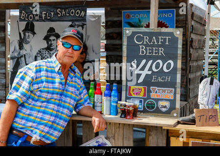 Mann, Verkauf von Bier und alkoholfreien Getränken an einem Stand an der Arcadia Rodeo, Florida, USA Stockfoto