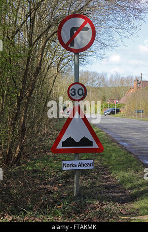 Die lokale "Wags" schlagen wieder zu mit einer professionell gemachten Straßenschild befestigt unter die offiziellen, die geändert wurde. Stockfoto