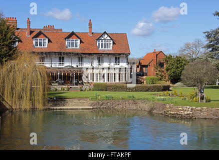 Ein Hotel am Flussufer Dorf gelegen neben der Themse mit ordentlich gepflegten Gärten und einer Terrasse für Gönner, zu trinken. Stockfoto