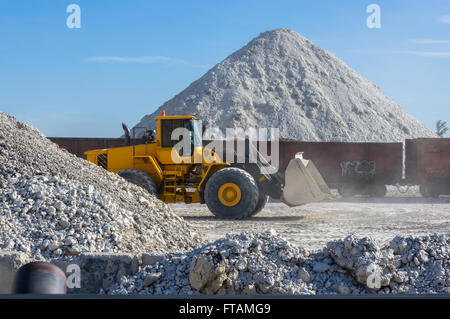 Eimer-Ladeprogramm lädt die einzigartigen blauen Ton in Eisenbahnwaggons Stockfoto