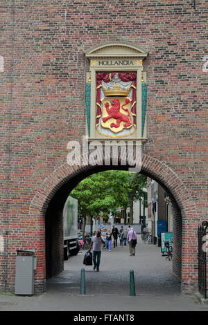 Das Wappen von Hollandia über ein Tor/Bogen in den Binnenhof in den Haag, Niederlande. Stockfoto