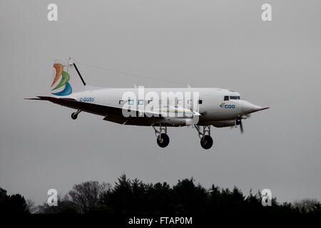 C-GGSU, eine Basler BT-67 (eine umgebaute Douglas DC-3/C-47) betriebenen CGG Aviation am Flughafen Prestwick. Stockfoto