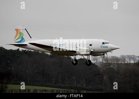 C-GGSU, eine Basler BT-67 (eine umgebaute Douglas DC-3/C-47) betriebenen CGG Aviation am Flughafen Prestwick. Stockfoto