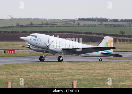 C-GGSU, eine Basler BT-67 (eine umgebaute Douglas DC-3/C-47) betriebenen CGG Aviation am Flughafen Prestwick. Stockfoto