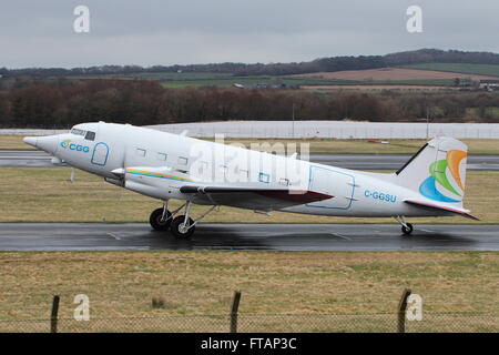 C-GGSU, eine Basler BT-67 (eine umgebaute Douglas DC-3/C-47) betriebenen CGG Aviation am Flughafen Prestwick. Stockfoto