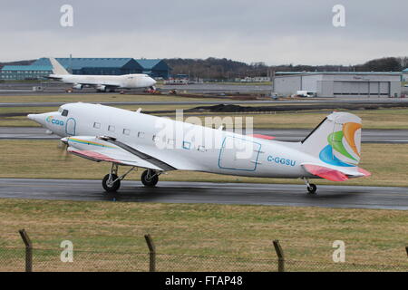 C-GGSU, eine Basler BT-67 (eine umgebaute Douglas DC-3/C-47) betriebenen CGG Aviation am Flughafen Prestwick. Stockfoto