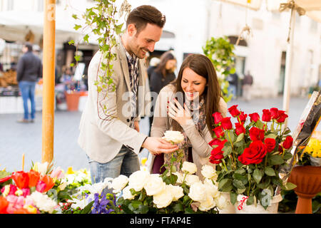 Liebespaar, duftenden Rosen in Rom, Italien Stockfoto