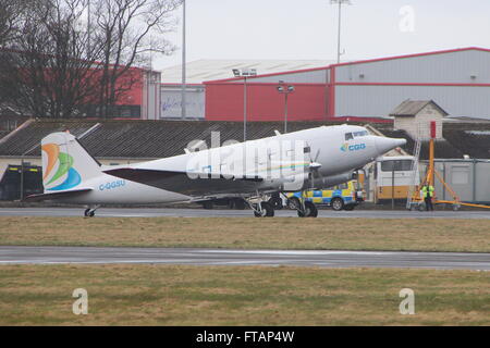 C-GGSU, eine Basler BT-67 (eine umgebaute Douglas DC-3/C-47) betriebenen CGG Aviation am Flughafen Prestwick. Stockfoto