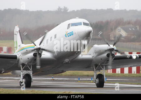 C-GGSU, eine Basler BT-67 (eine umgebaute Douglas DC-3/C-47) betriebenen CGG Aviation am Flughafen Prestwick. Stockfoto