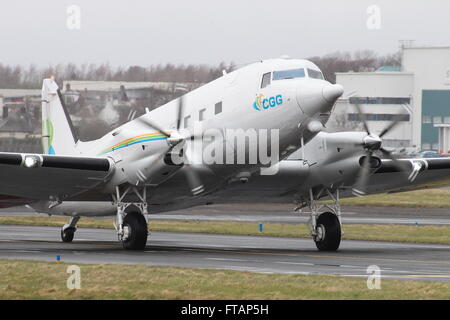 C-GGSU, eine Basler BT-67 (eine umgebaute Douglas DC-3/C-47) betriebenen CGG Aviation am Flughafen Prestwick. Stockfoto