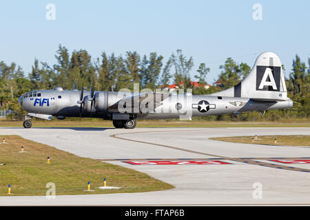 Boeing b-29 "Fifi" landet auf dem Flughafen von Neapel, Florida Stockfoto