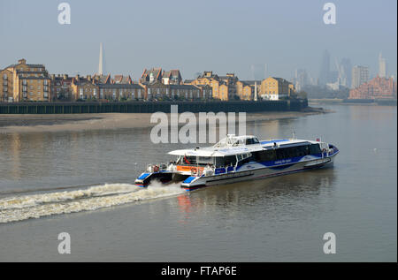 Thames Clipper verlassen Canary Riverside, nebligen Morgen, Themse, East London, Vereinigtes Königreich Stockfoto