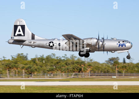 Boeing b-29 "Fifi" landet auf dem Flughafen von Neapel, Florida Stockfoto