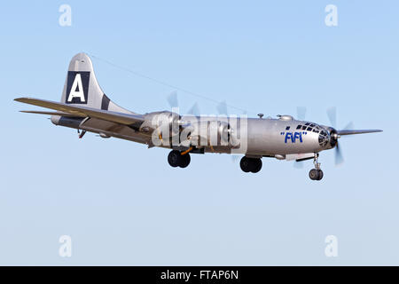 Boeing b-29 "Fifi" landet auf dem Flughafen von Neapel, Florida Stockfoto