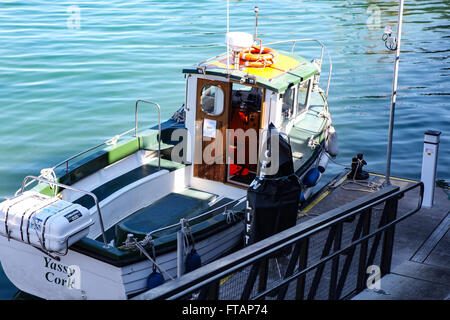 Ballycotton, Co Cork, Irland. 12. August 2015. Ballycotton Insel Tour Boot namens "Yassy" im Dock im Hafen von Ballycotton. Stockfoto