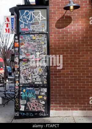 Aufkleber & Tags am Eingang zum Soho Park Cafe auf Frühling & Lafayette Straße in Lower Manhattan, New York City Stockfoto