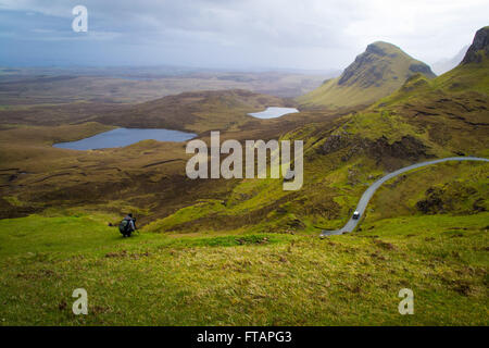 Ein Fotograf stellt ein Stativ, die grünen Hügeln des Cuith-Raing auf der Isle Of Skye in Schottland zu erfassen. Stockfoto