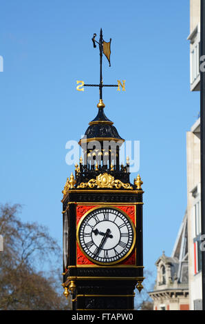 Little Ben ist ein gusseiserner Miniaturuhrturm an der Kreuzung von Vauxhall Bridge Road und Victoria Street London Stockfoto