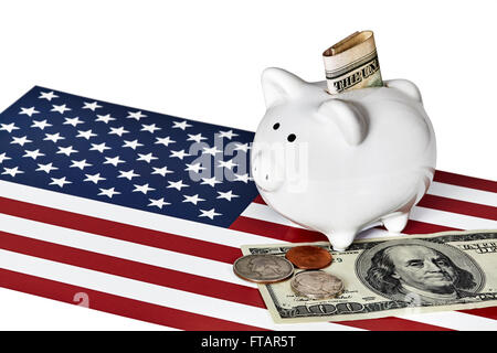 Weiße Keramik Sparschwein mit ein Viertel, ein Nickel und einen Pfennig auf einen US-100 Dollarschein mit einer amerikanischen Flagge iso Stockfoto