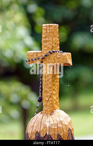 Holzkreuz auf die Säule im Park geschnitzt Stockfoto