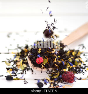 Trockenen Tee mit Beeren und Blüten Getümmel auf dem Tisch Stockfoto