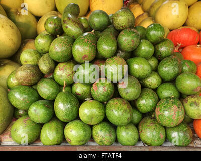 Frische Passionsfrucht in einem lokalen Markt in Thailand. Stockfoto