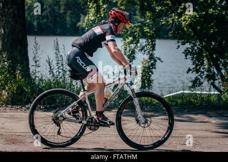 Miass, Russland - 19. Juli 2015: Mountainbiker Fahrten entlang des Sees während Rennen "Saubere Wasser-2015" Stockfoto