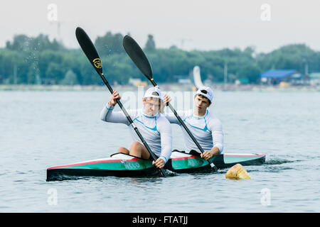 Chelyabisk, Russland - 25. Juni 2015: zwei junge Athleten Ruderer Rudern in einem Kajak auf See während der Weltmeisterschaft im Rudern, Kajak Stockfoto