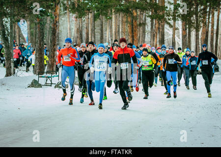 Jekaterinburg, Russland - 14. November 2015: Gruppe Athleten starten Marathonrennen im Park. führende Läufer beim Marathon winter Stockfoto