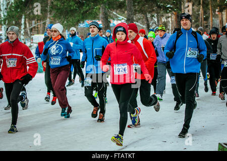 Jekaterinburg, Russland - 14. November 2015: Gruppe Sportler, junge Mädchen und Männer laufen Gruppe von Anfang bei Urban Winter marathon Stockfoto