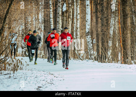 Jekaterinburg, Russland - 14. November 2015: Generalplan für den Betrieb auf einer verschneiten Straße im Wald Gruppe Männer Sportler Stockfoto