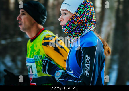 Jekaterinburg, Russland - 14. November 2015: Gesicht Closeup schöne Mädchen Athleten laufen durch den Park im Winter beim marathon Stockfoto