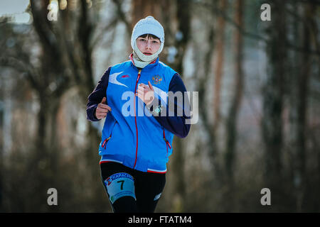 Jekaterinburg, Russland - 14. November 2015: schöne junge Frau im Winterwald bei Urban Winter Marathon laufen Stockfoto