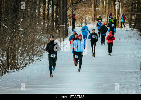 Jekaterinburg, Russland - 14. November 2015: Generalplan weglaufen Menschen snow Park Lane im Dezember während der Winter-marathon Stockfoto