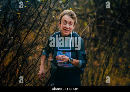 Belorezk, Russland - 26. September 2015: Frau des älteren Jahren laufen durch Wald beim Marathon Mountain "Große Dusche" Stockfoto