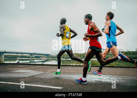 Omsk, Russland - 20. September 2015: drei Führer der Rennen läuft entlang der Böschung bei sibirischen marathon Stockfoto