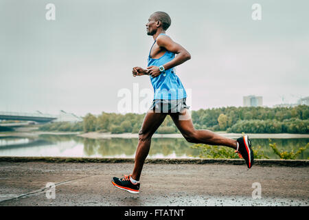 Omsk, Russland - 20. September 2015: junge Läufer läuft kenianischen John Kyui Fluss während der sibirischen internationaler marathon Stockfoto