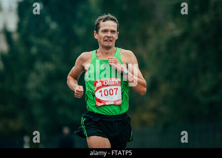 Omsk, Russland - 20. September 2015: junger Athlet läuft planmäßig während Sibirischer internationaler marathon Stockfoto