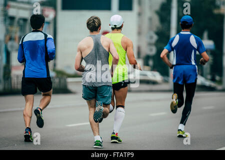 Omsk, Russland - 20. September 2015: Gruppe von jungen Läufer laufen durch die Straßen der Stadt während der sibirischen marathon Stockfoto