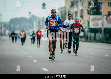 Omsk, Russland - 20. September 2015: ältere Läufer in Lead bei Kopfgruppe der Läufer während der sibirischen internationaler marathon Stockfoto
