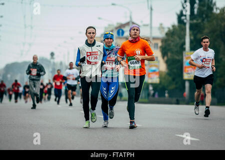 Omsk, Russland - 20. September 2015: drei Mädchen Läufer laufen durch die Straßen der Stadt während der sibirischen internationaler marathon Stockfoto
